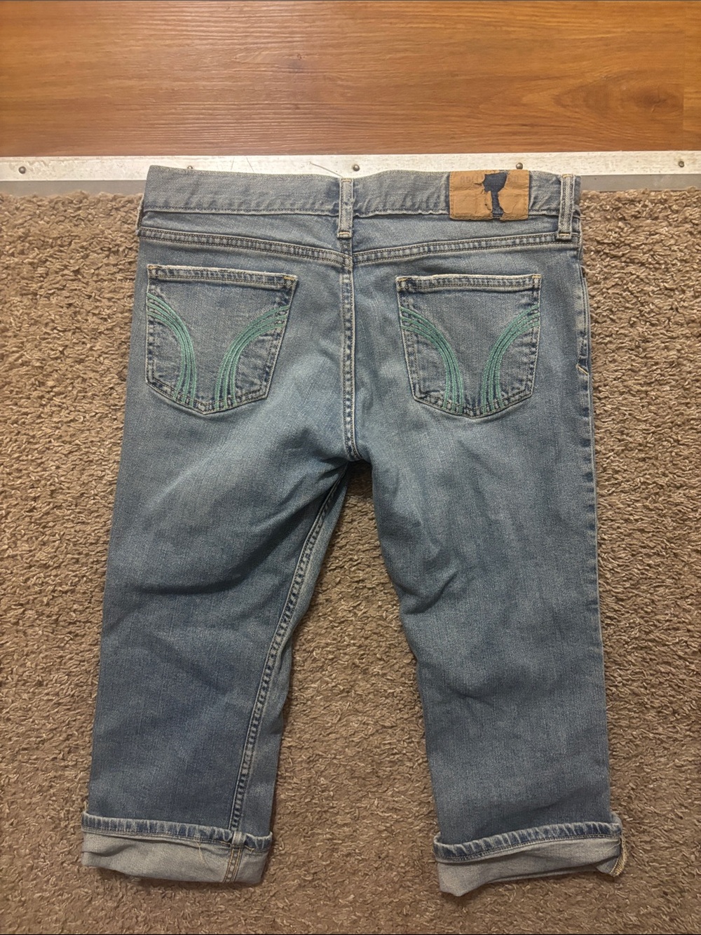 Hollister Women's 7 Mid Wash Cropped Jeans Green Embroidered Design Back Pocket - Picture 6 of 9